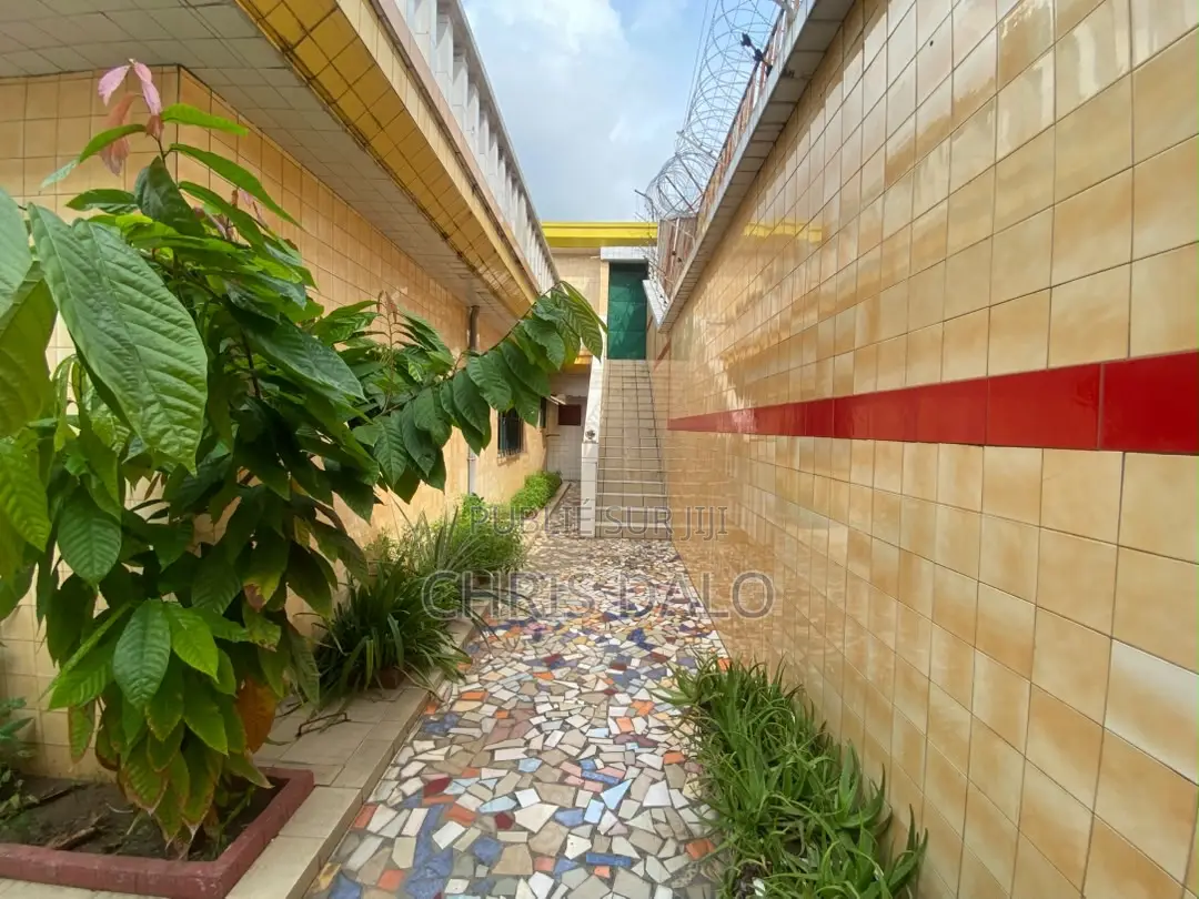15chbre Duplex dans Manou, Cocody à Louer