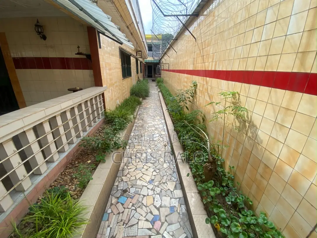 15chbre Duplex dans Manou, Cocody à Louer