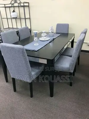 Belle Table À Manger Avec 6 Places Disponibles en Promotion