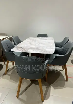Belle Table À Manger Avec 6 Places Disponibles en Promotion