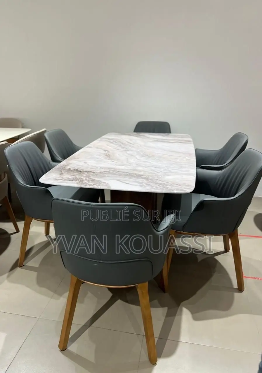 Belle Table À Manger Avec 6 Places Disponibles en Promotion