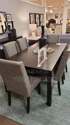Belle Table À Manger Avec 6 Places Disponibles en Promotion