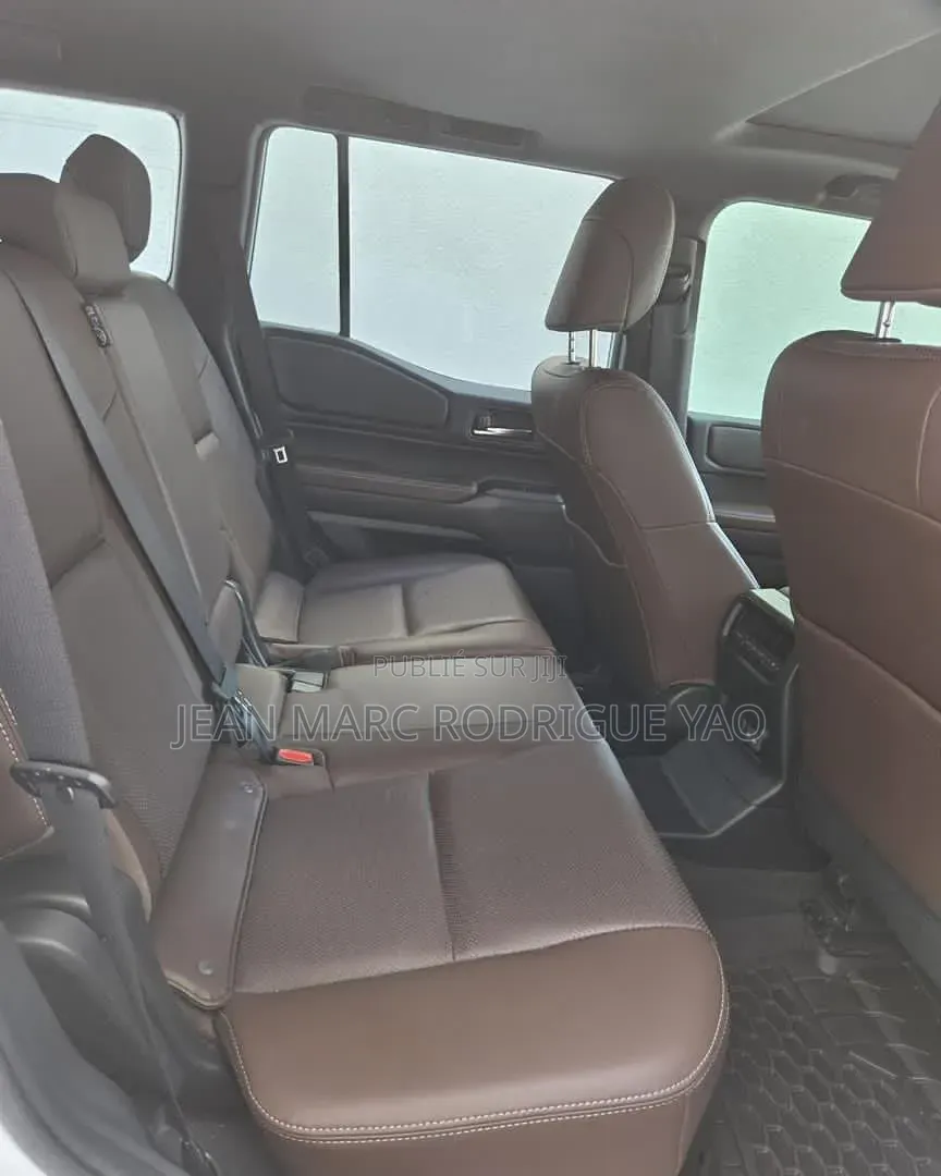 Toyota Land Cruiser 2024 Blanc cassé