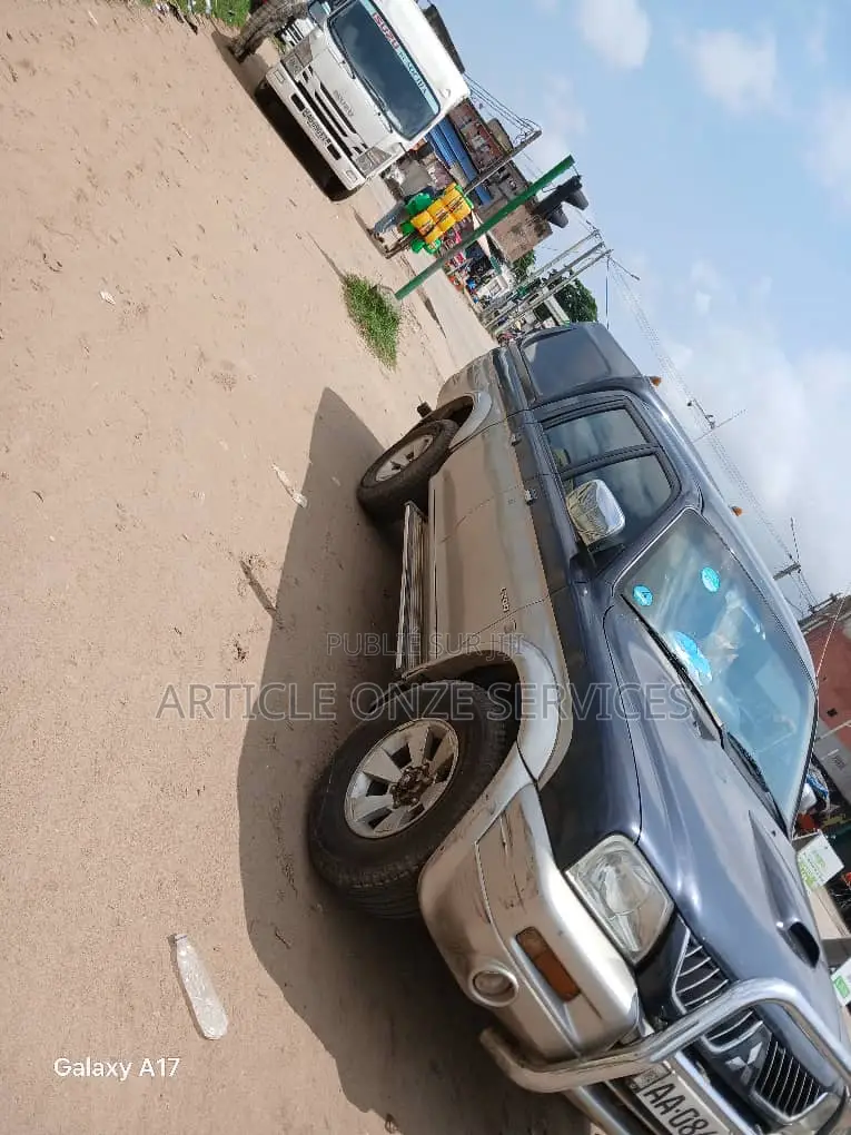 Mitsubishi L200 Club Cab 2.5 136hp 4WD 2005 Vert