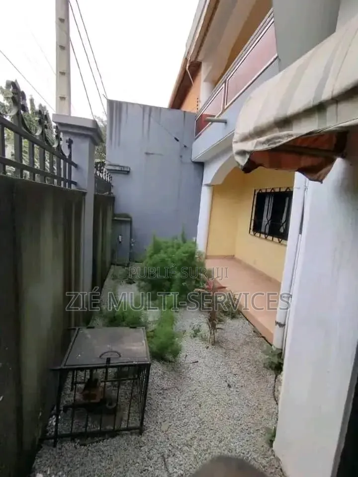 Meublé 7chbre Duplex dans Zié Multi-Service, Cocody à Vendre
