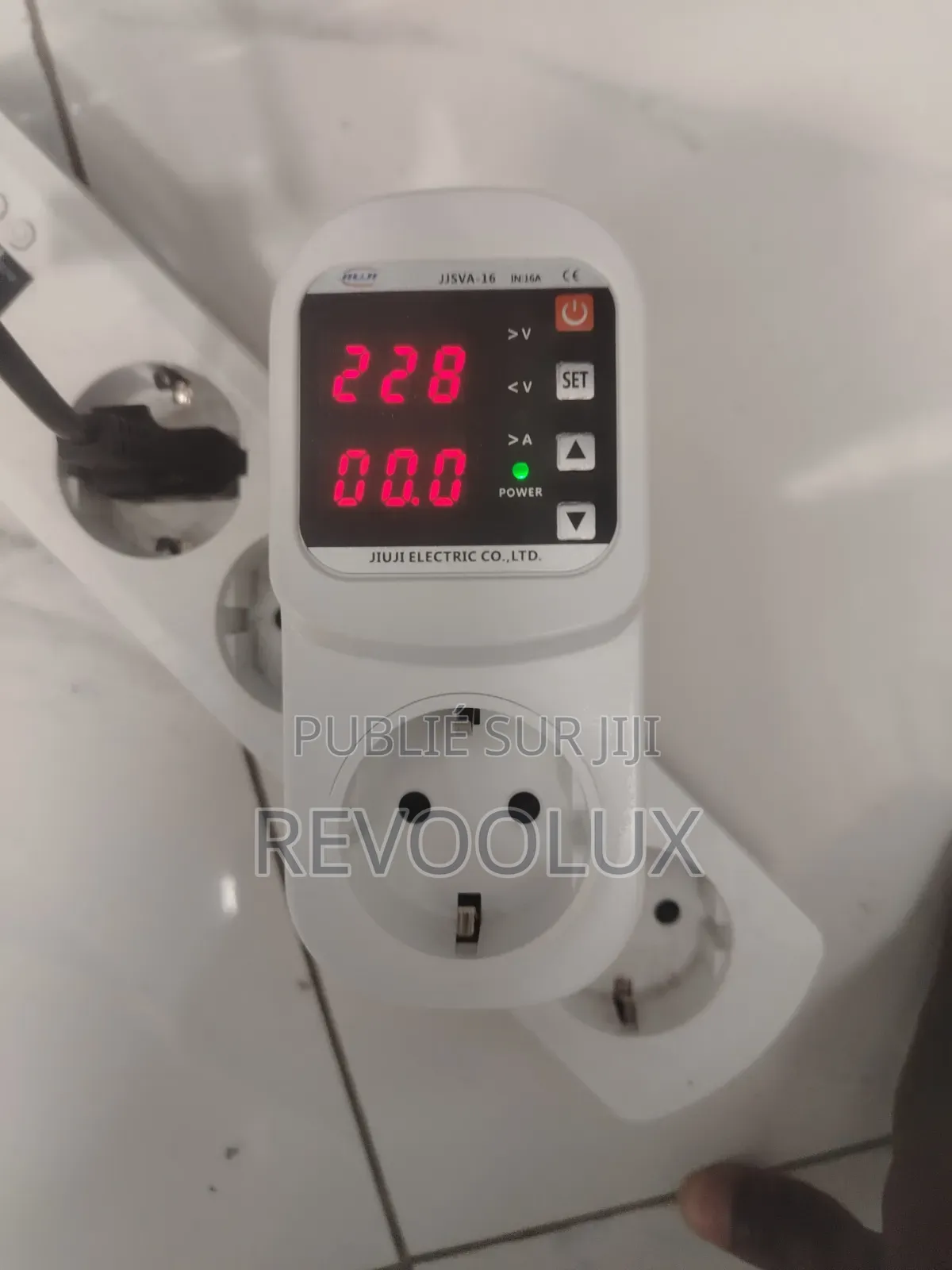 Prise De Protection De Surtension Et Sous Tension