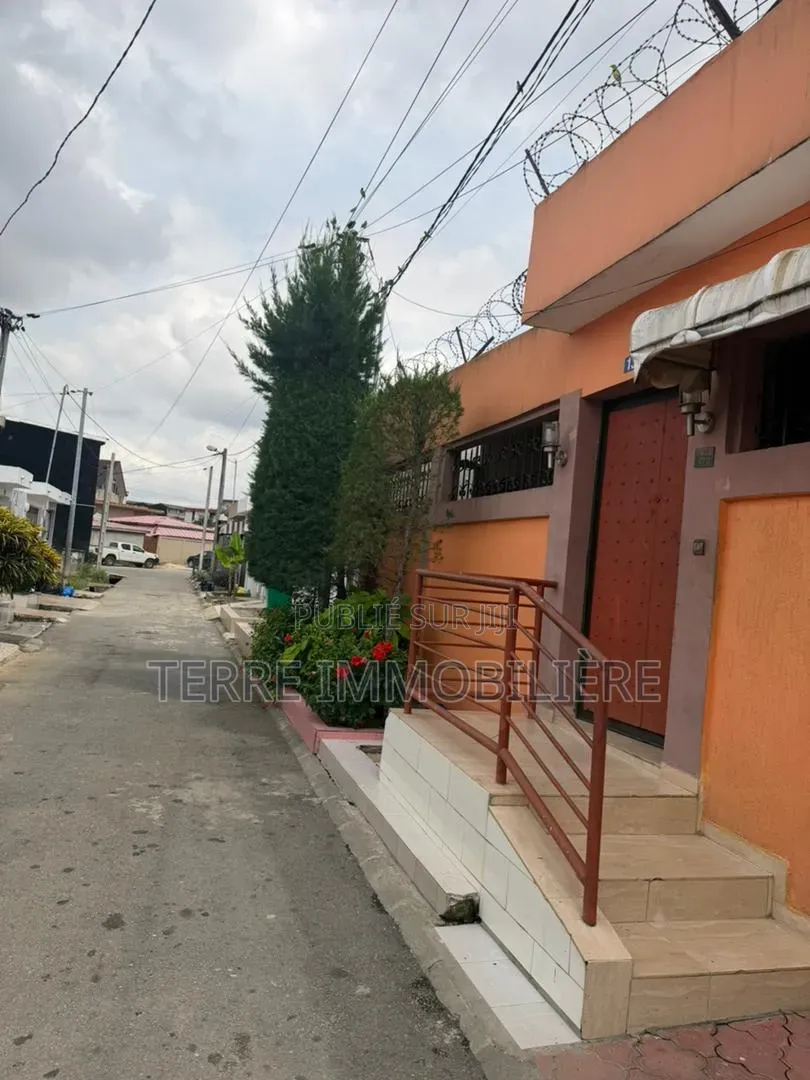 2chbre Villa dans La Terre Immobilière, Cocody à Vendre