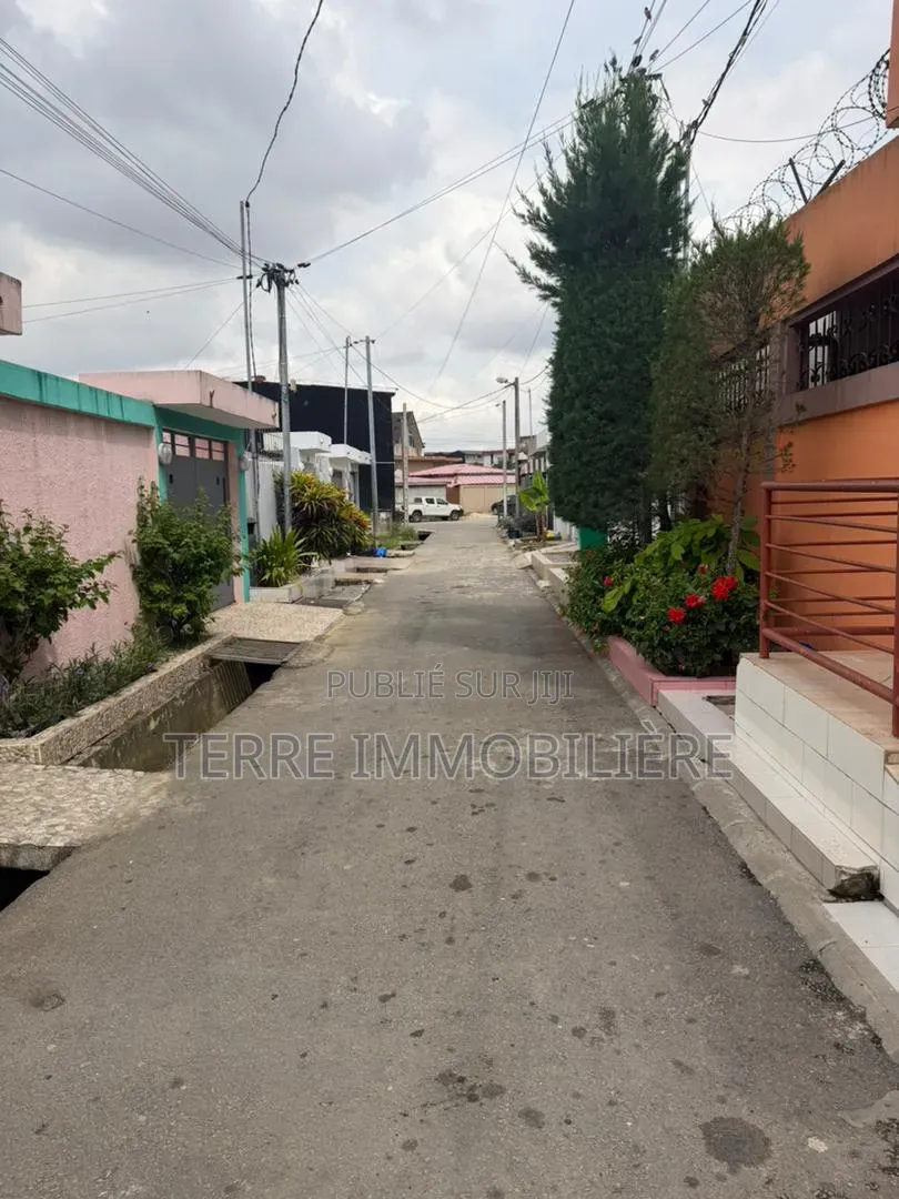2chbre Villa dans La Terre Immobilière, Cocody à Vendre