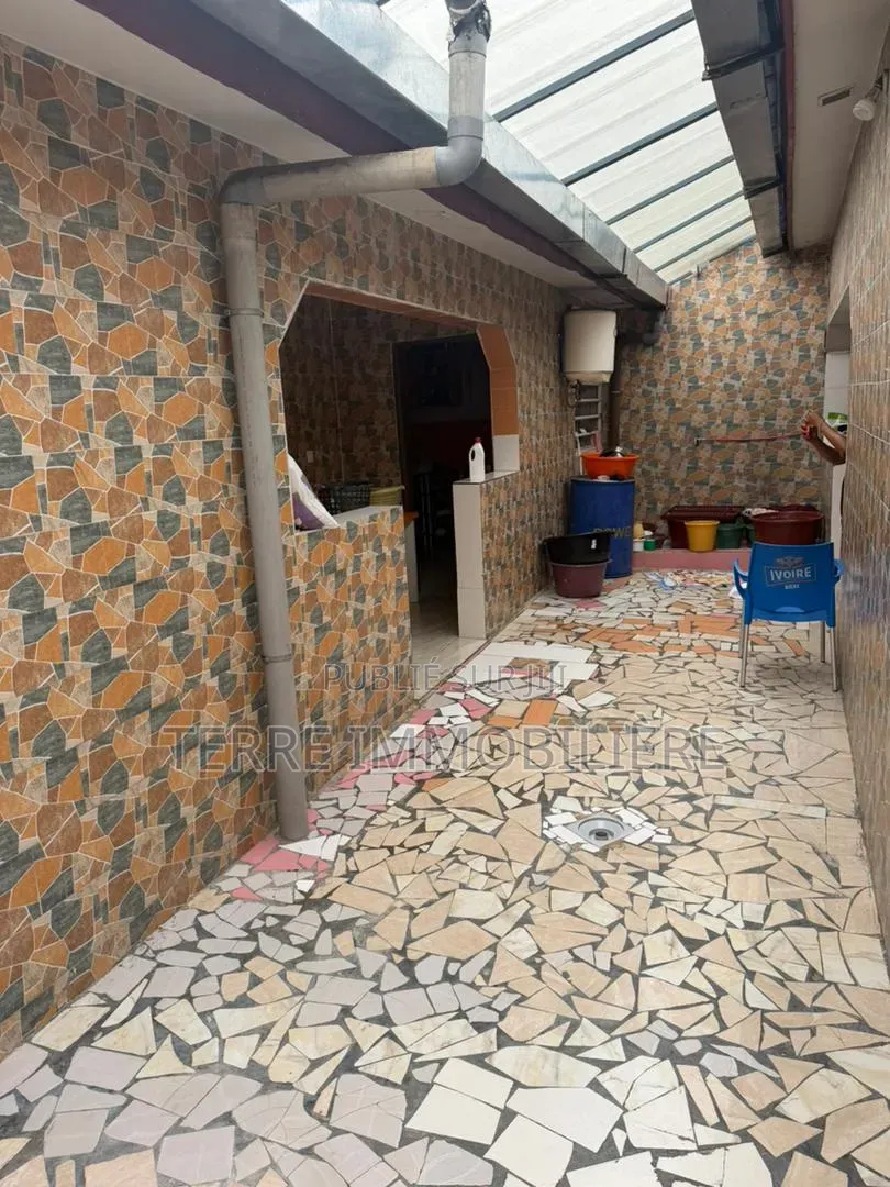 2chbre Villa dans La Terre Immobilière, Cocody à Vendre