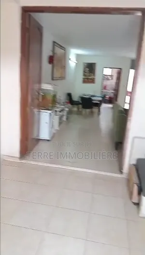 3chbre Villa dans La Terre Immobilière, Cocody à Vendre