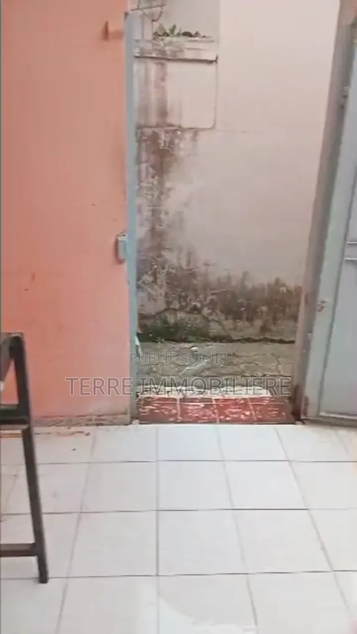 3chbre Villa dans La Terre Immobilière, Cocody à Vendre