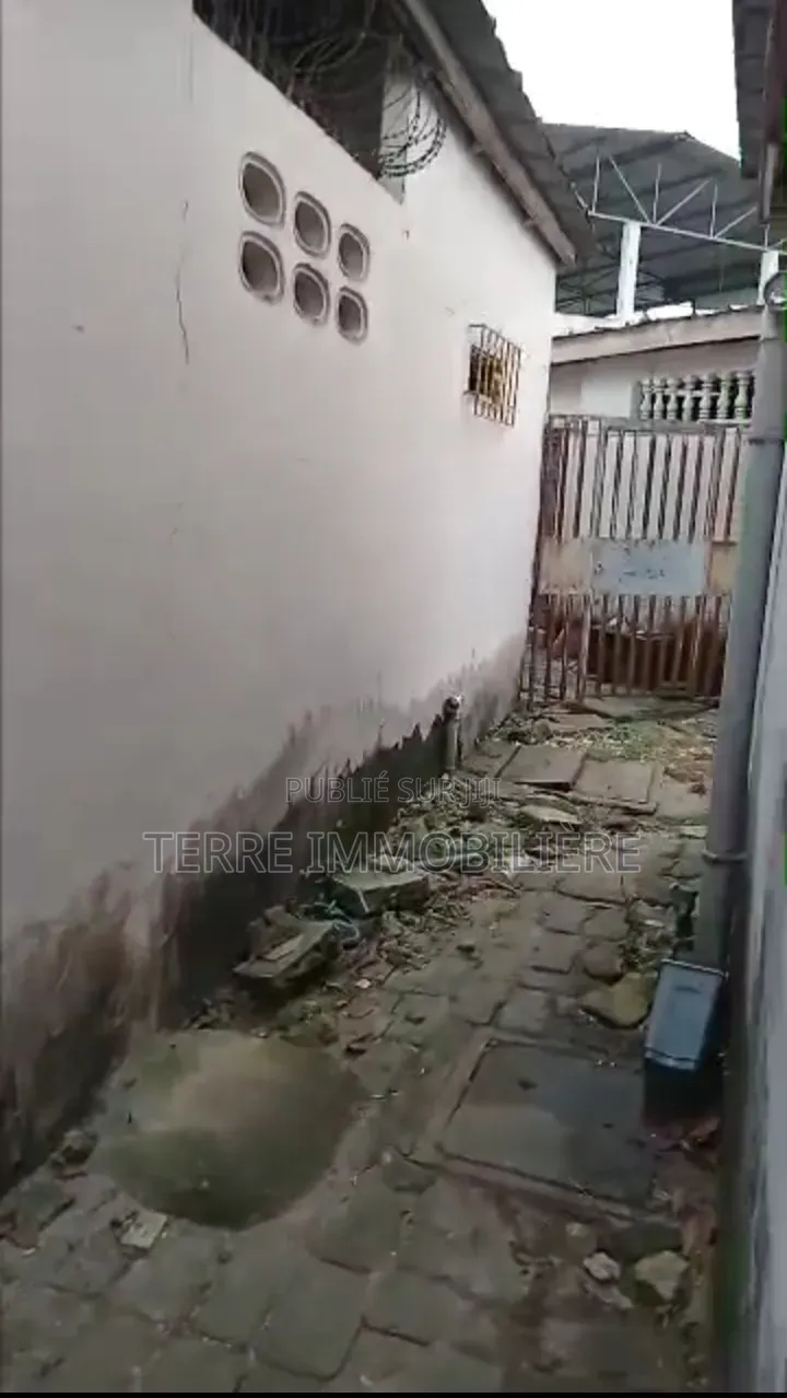 3chbre Villa dans La Terre Immobilière, Cocody à Vendre