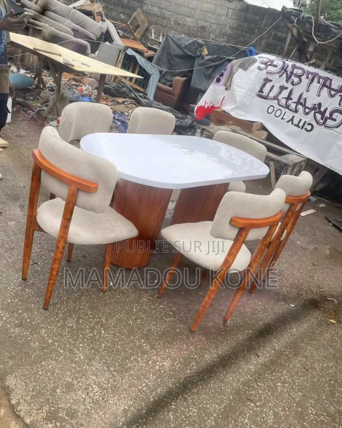 Table À Manger Disponible