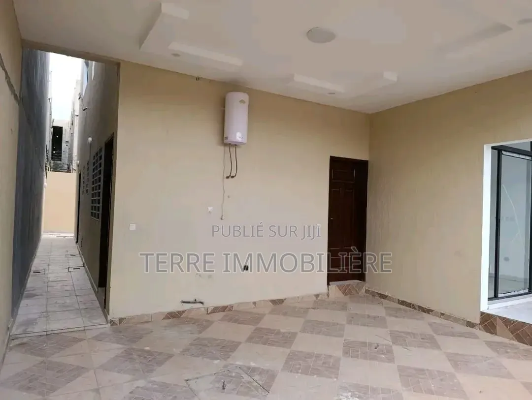 4chbre Villa dans La Terre Immobilière, Cocody à Vendre