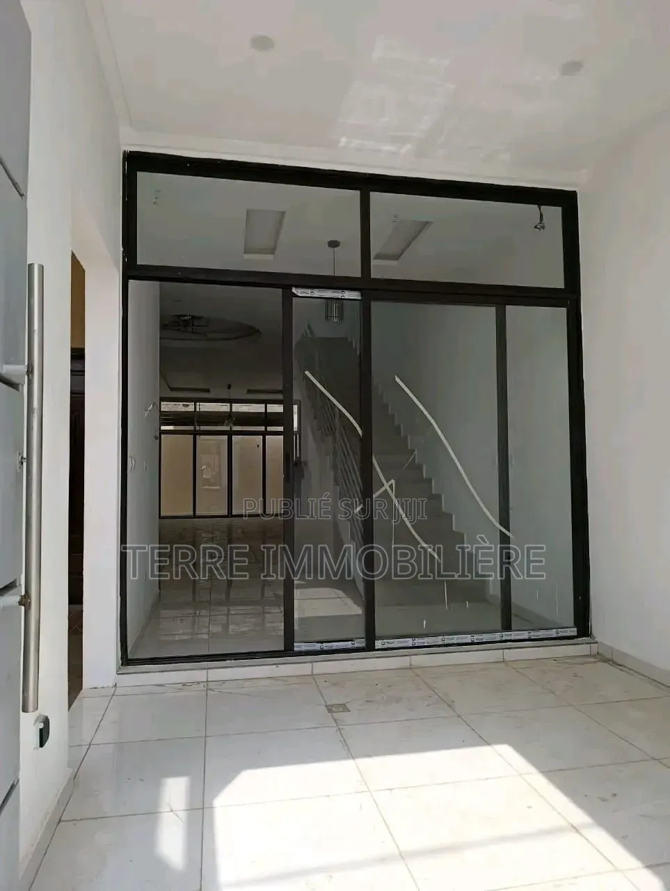 4chbre Villa dans La Terre Immobilière, Cocody à Vendre