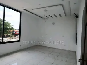 4chbre Villa dans La Terre Immobilière, Cocody à Vendre