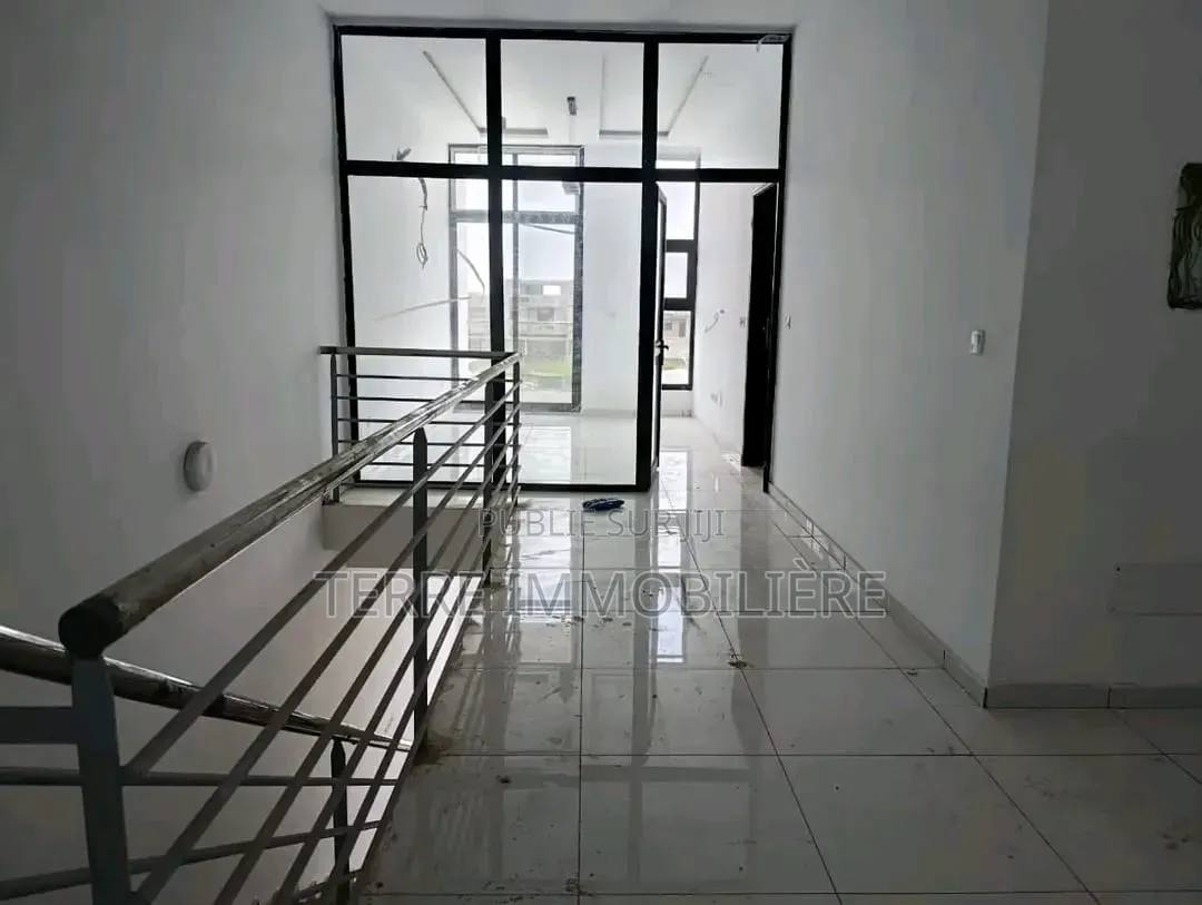 4chbre Villa dans La Terre Immobilière, Cocody à Vendre