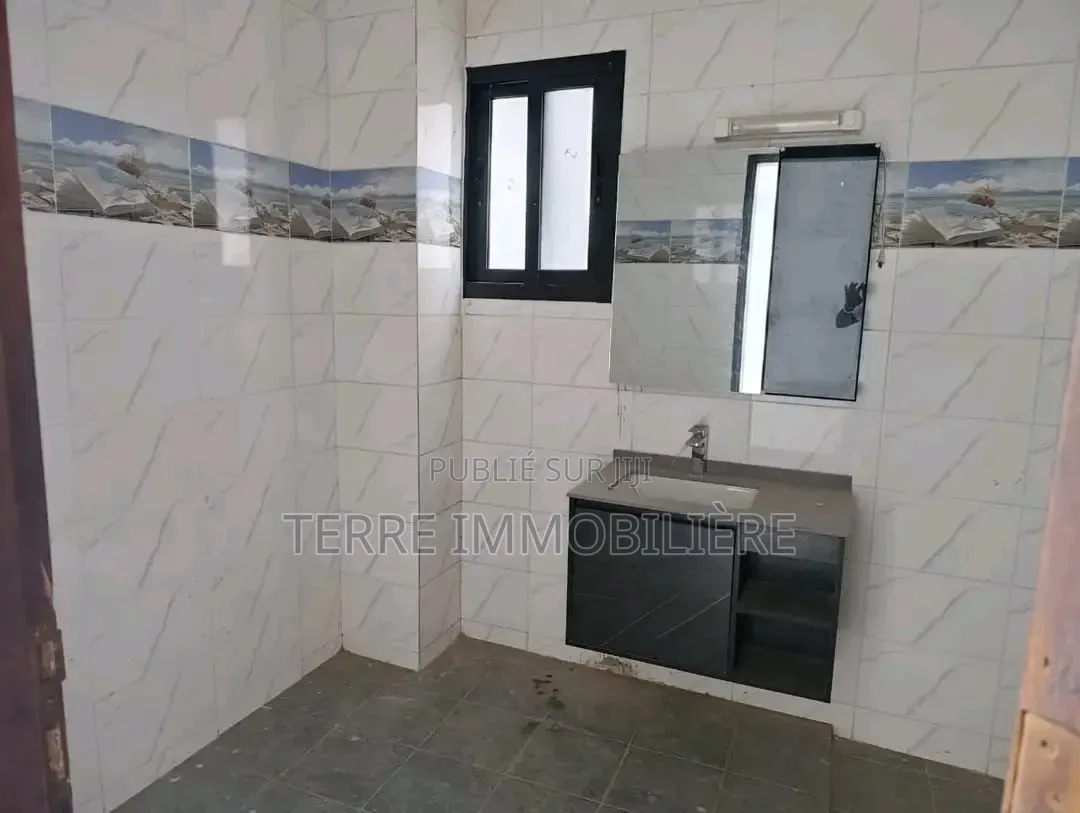 4chbre Villa dans La Terre Immobilière, Cocody à Vendre