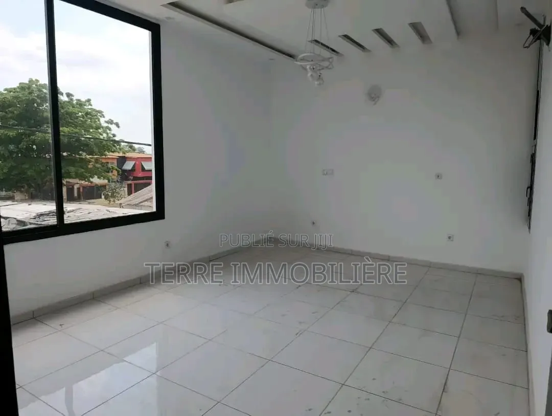 4chbre Villa dans La Terre Immobilière, Cocody à Vendre