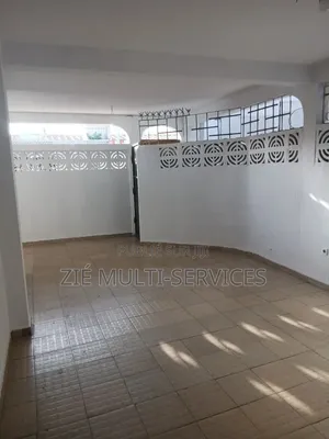 Meublé 5chbre Villa dans Zié Multi-Service, Cocody à Vendre
