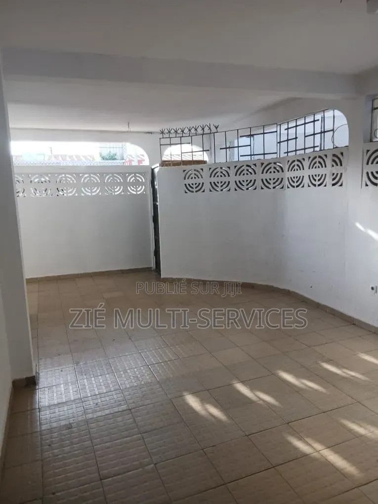 Meublé 5chbre Villa dans Zié Multi-Service, Cocody à Vendre