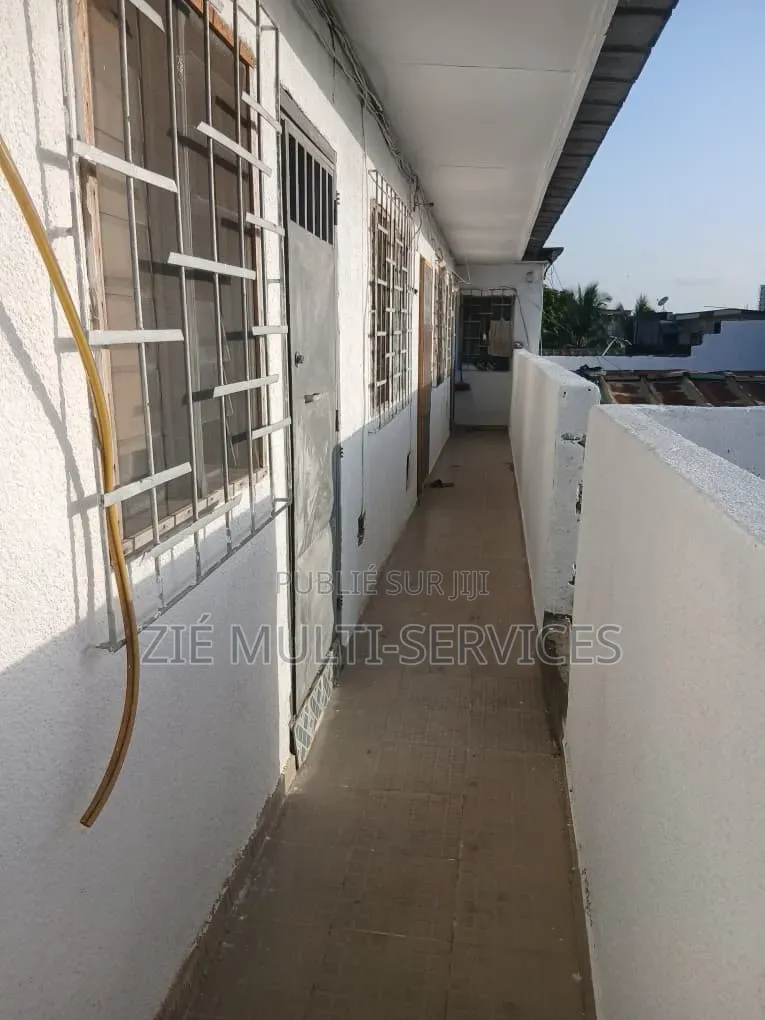Meublé 5chbre Villa dans Zié Multi-Service, Cocody à Vendre