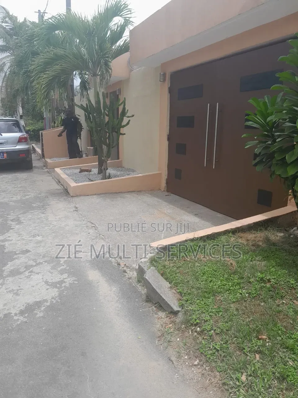 Meublé 5chbre Villa dans Zié Multi-Service, Cocody à Vendre