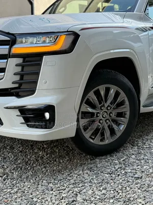 Nouveau Toyota Land Cruiser 2025 Blanc cassé