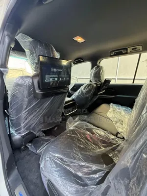 Nouveau Toyota Land Cruiser 2025 Blanc cassé