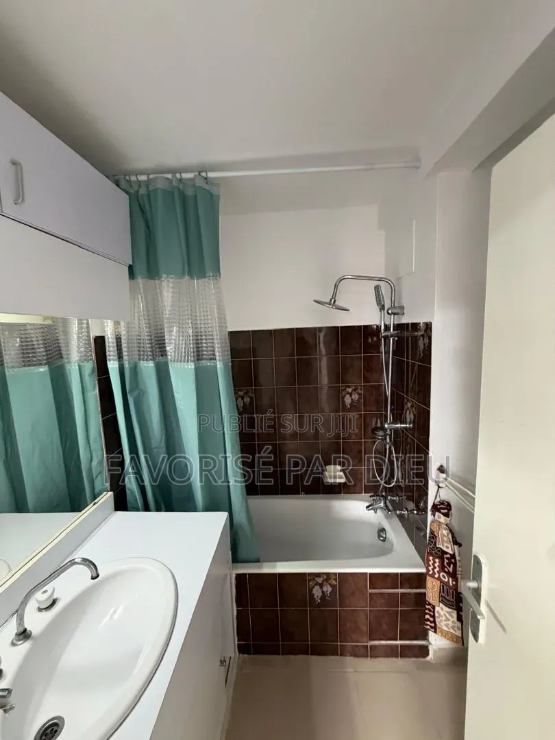 Meublé 2chbre Appartement dans Cocody à Louer