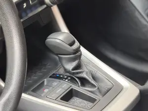 Toyota RAV4 LE 2022 Bleu