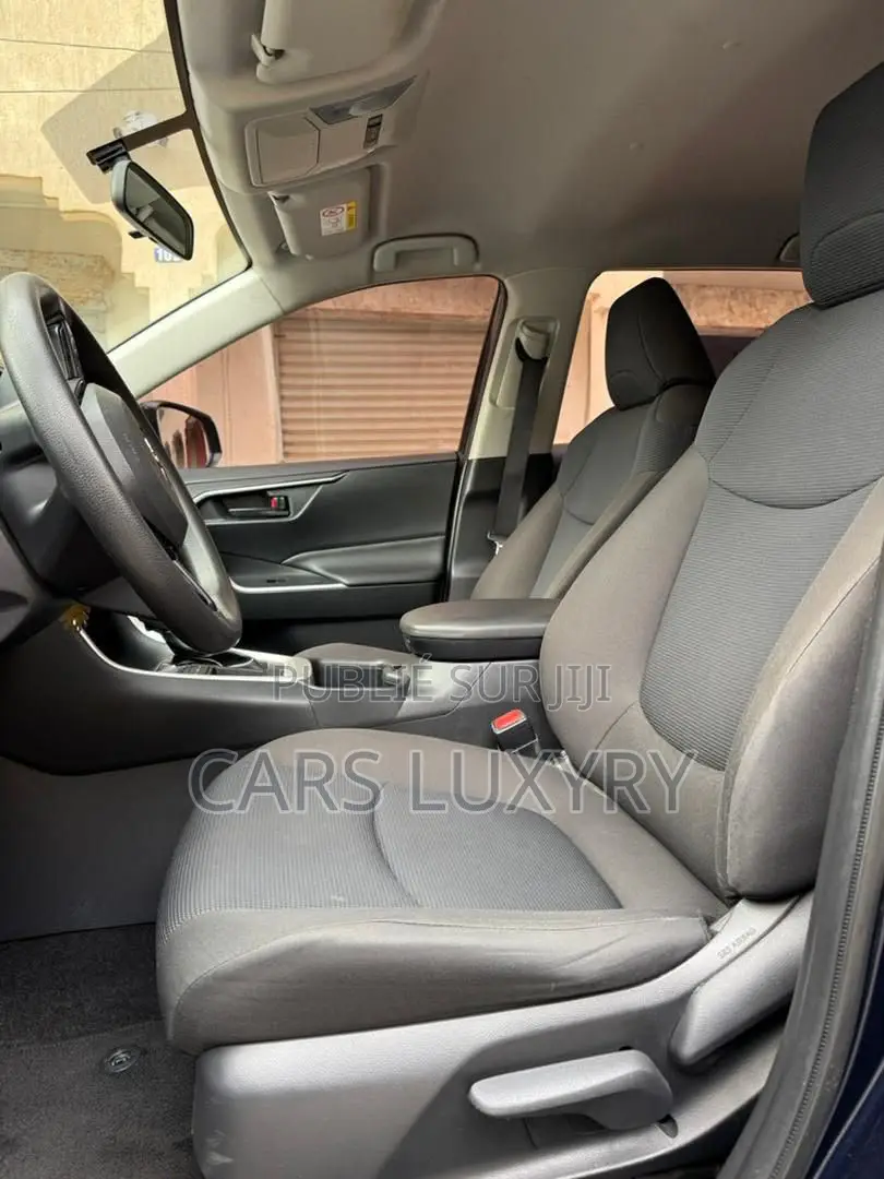Toyota RAV4 LE 2022 Bleu