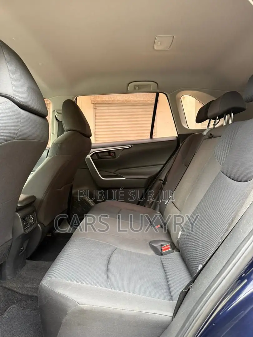 Toyota RAV4 LE 2022 Bleu