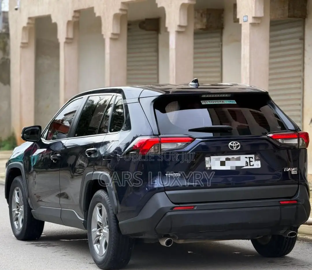 Toyota RAV4 LE 2022 Bleu