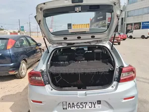 Suzuki Baleno 2024 Gris