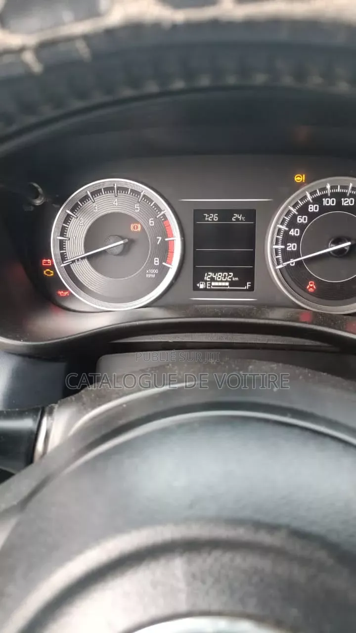 Suzuki Baleno 2024 Gris