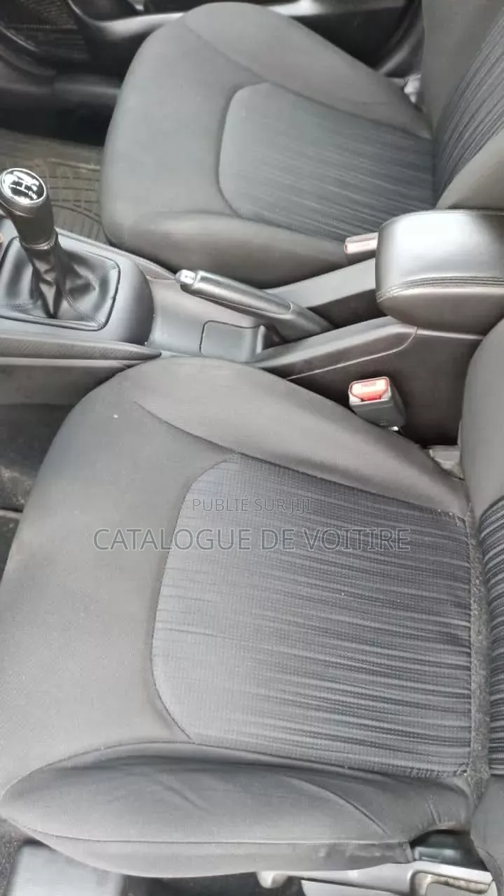 Suzuki Baleno 2024 Gris