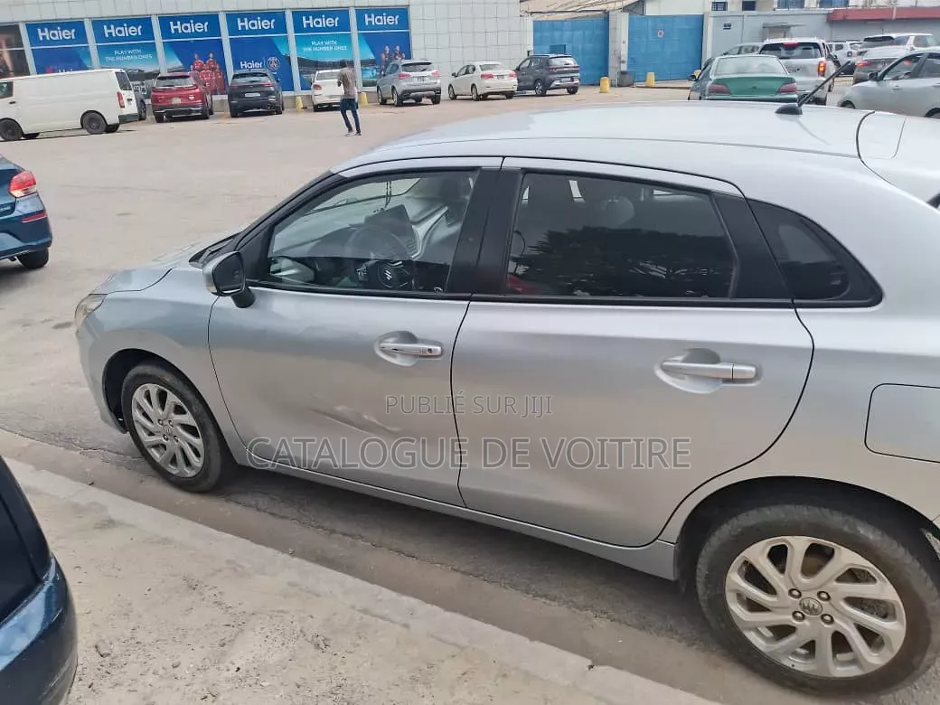 Suzuki Baleno 2024 Gris
