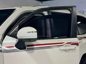 Nouveau Toyota Land Cruiser 2025 Blanc cassé