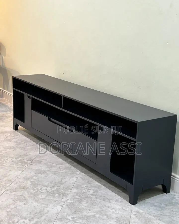 C'est Une Meuble TV Très Épuré Et Moderne