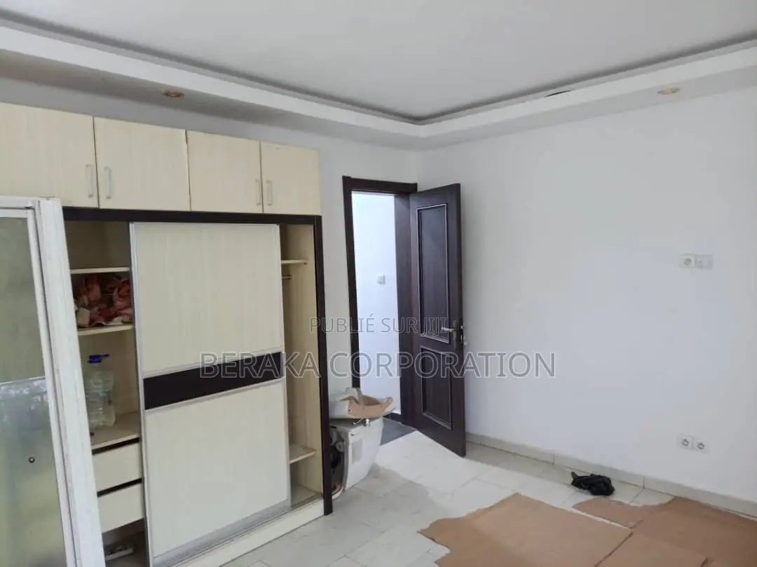 4chbre Duplex dans Beraka Corporation, Bingerville à Louer