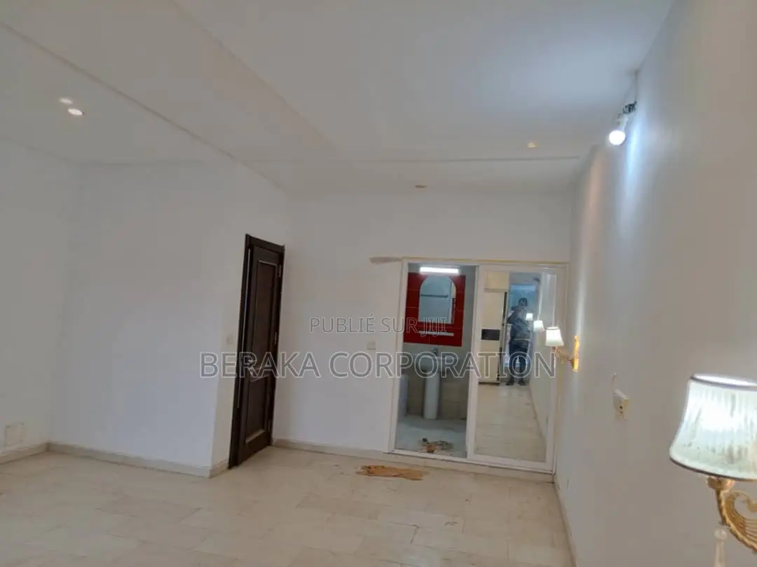 4chbre Duplex dans Beraka Corporation, Bingerville à Louer