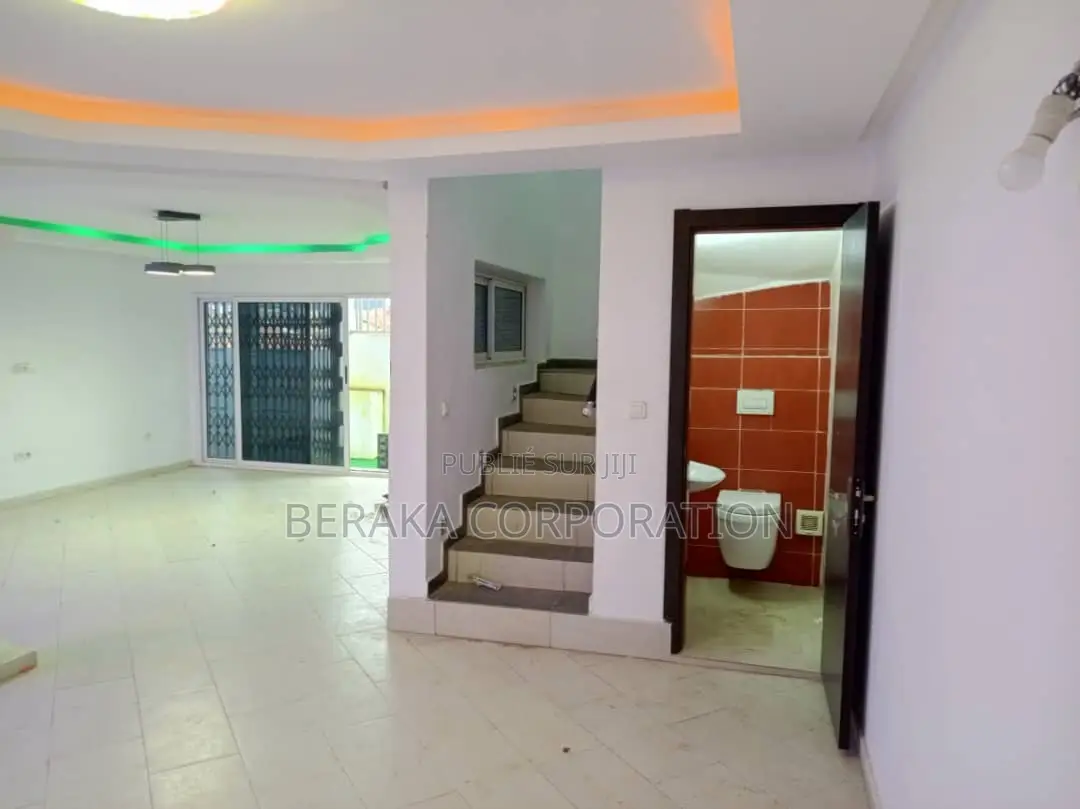 4chbre Duplex dans Beraka Corporation, Bingerville à Louer
