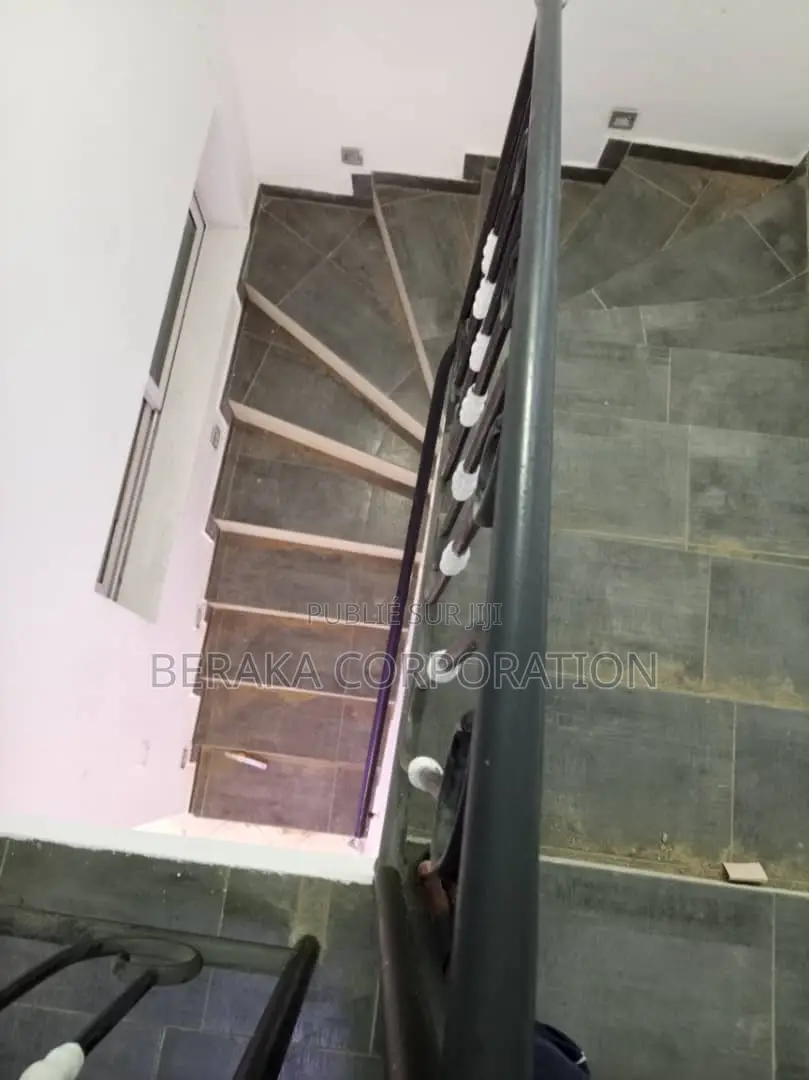4chbre Duplex dans Beraka Corporation, Bingerville à Louer