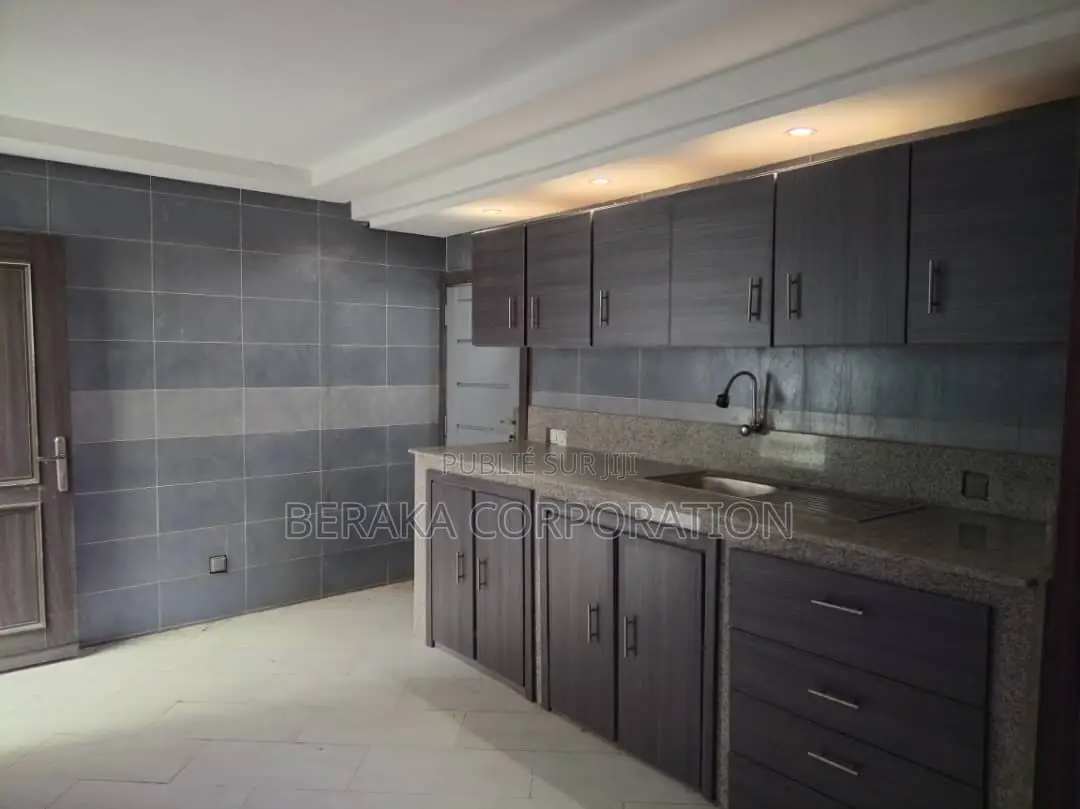 4chbre Duplex dans Beraka Corporation, Bingerville à Louer