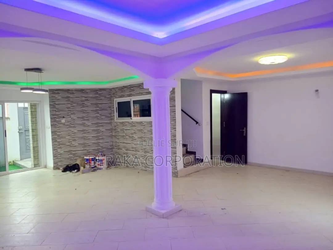 4chbre Duplex dans Beraka Corporation, Bingerville à Louer