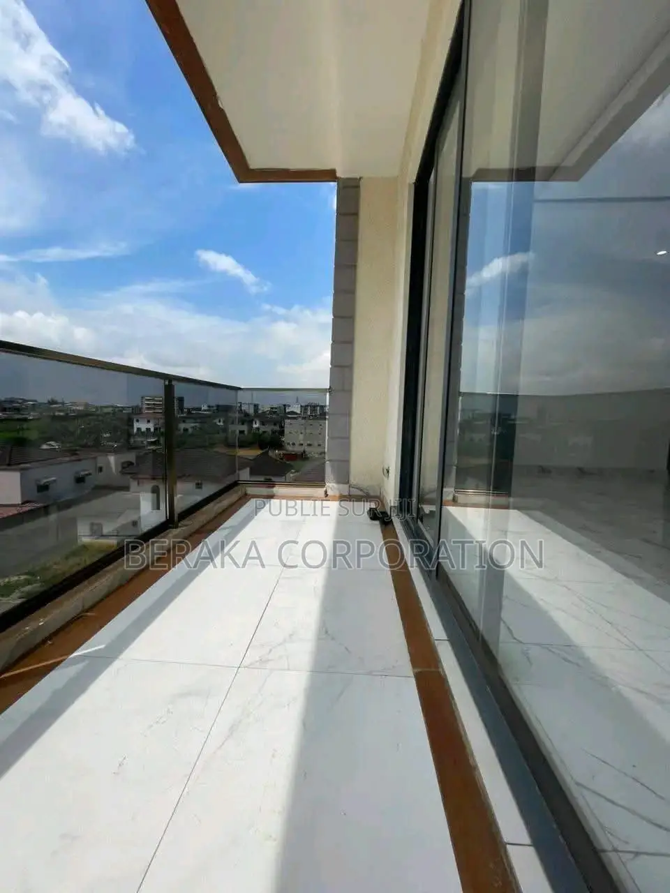12chbre Blocs d'appartements dans Beraka Corporation, Cocody à Vendre