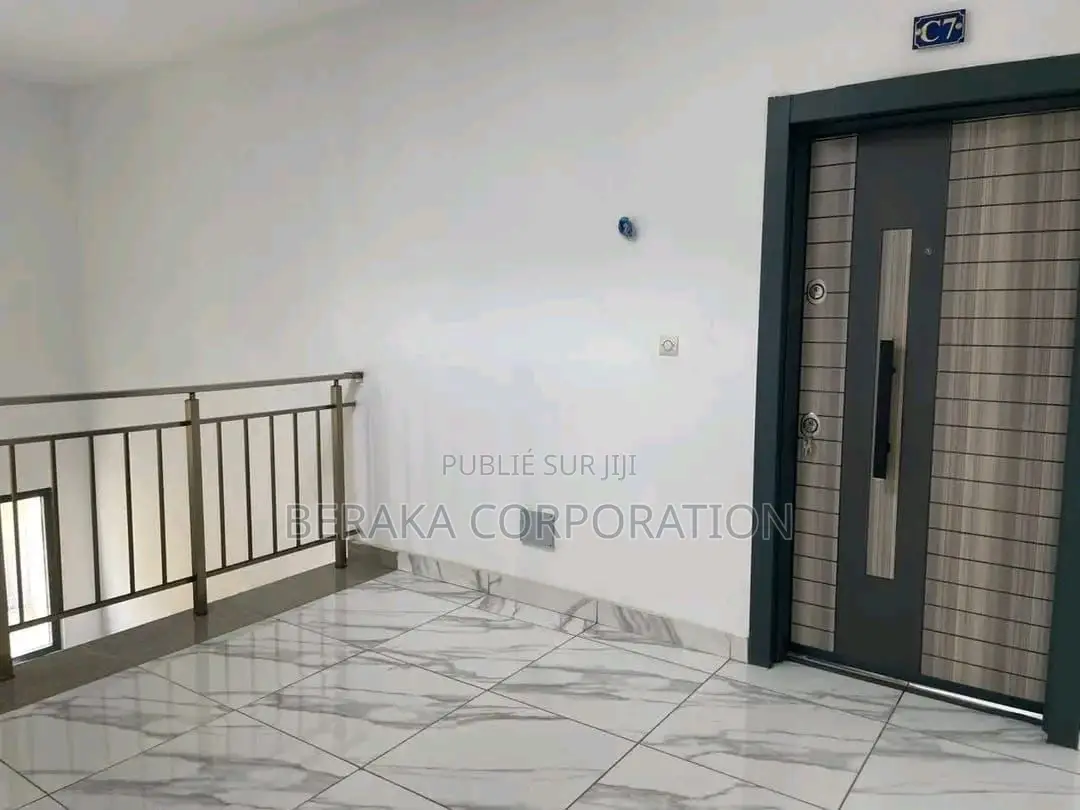 12chbre Blocs d'appartements dans Beraka Corporation, Cocody à Vendre