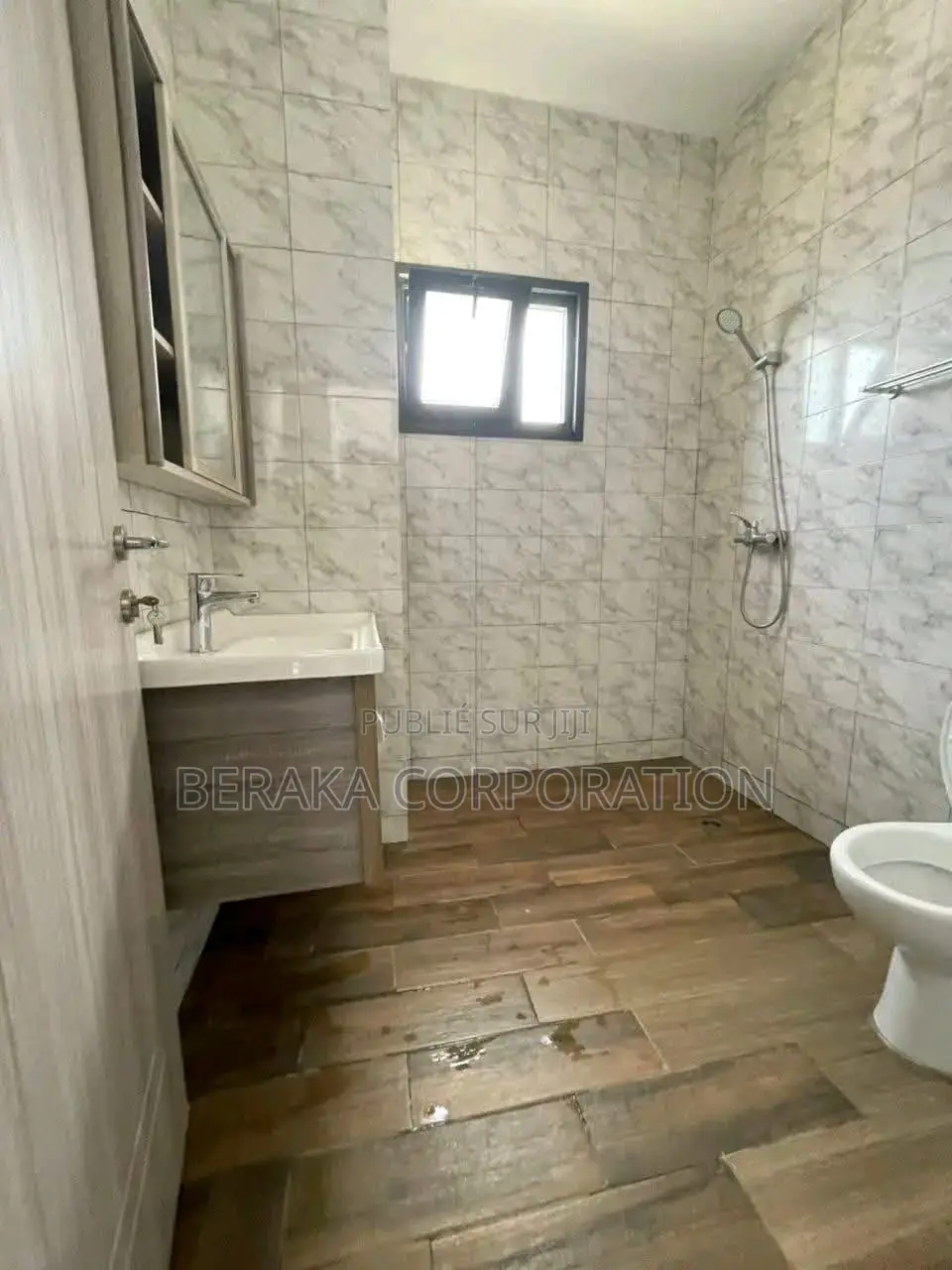 12chbre Blocs d'appartements dans Beraka Corporation, Cocody à Vendre