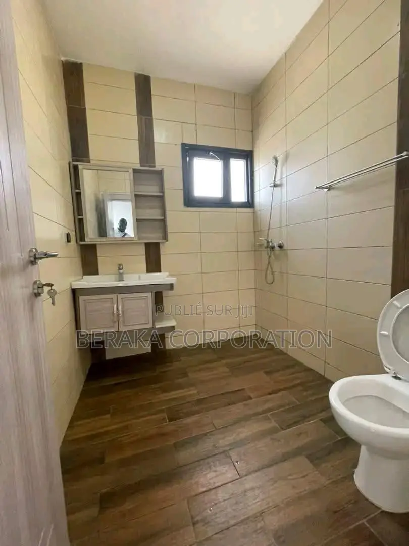 12chbre Blocs d'appartements dans Beraka Corporation, Cocody à Vendre